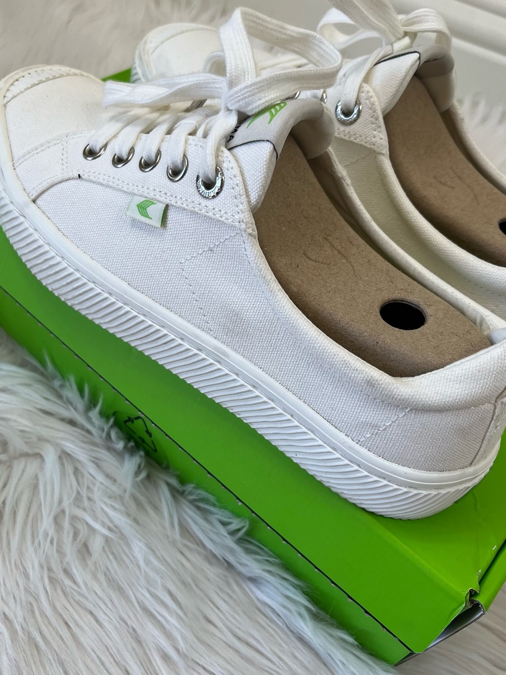 Cariuma white low canvas sneakers, tennis shoes, organic cotton, size 7.5 - Picture 4 of 10